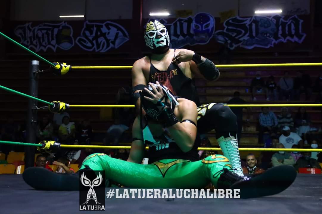 LaTijeraLucha's tweet image. Arranca las acciones en la #CatedralDeLaMagia, con un duelo dinámico y lleno de espectacularidad, triunfo para la dupla técnica de #ChavoDavila y #KidLaberinto, quien abandona el ring con el apoyo del staff por un lance que llegó a las primeras filas de la #ArenaNeza, dejando...
