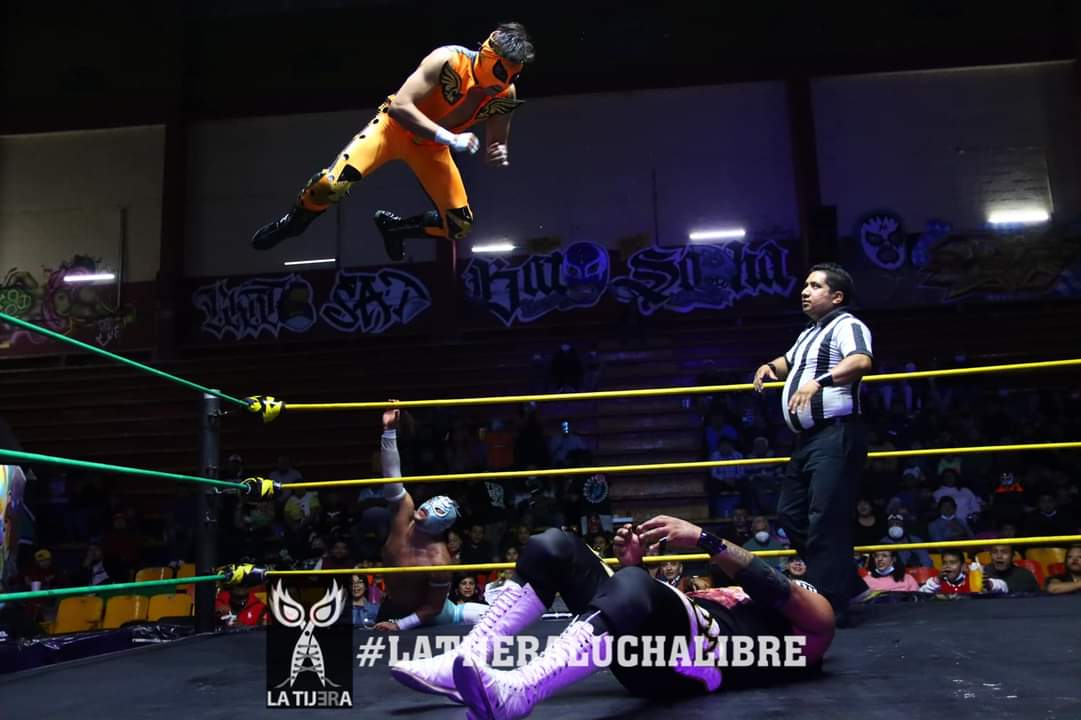 LaTijeraLucha's tweet image. Arranca las acciones en la #CatedralDeLaMagia, con un duelo dinámico y lleno de espectacularidad, triunfo para la dupla técnica de #ChavoDavila y #KidLaberinto, quien abandona el ring con el apoyo del staff por un lance que llegó a las primeras filas de la #ArenaNeza, dejando...