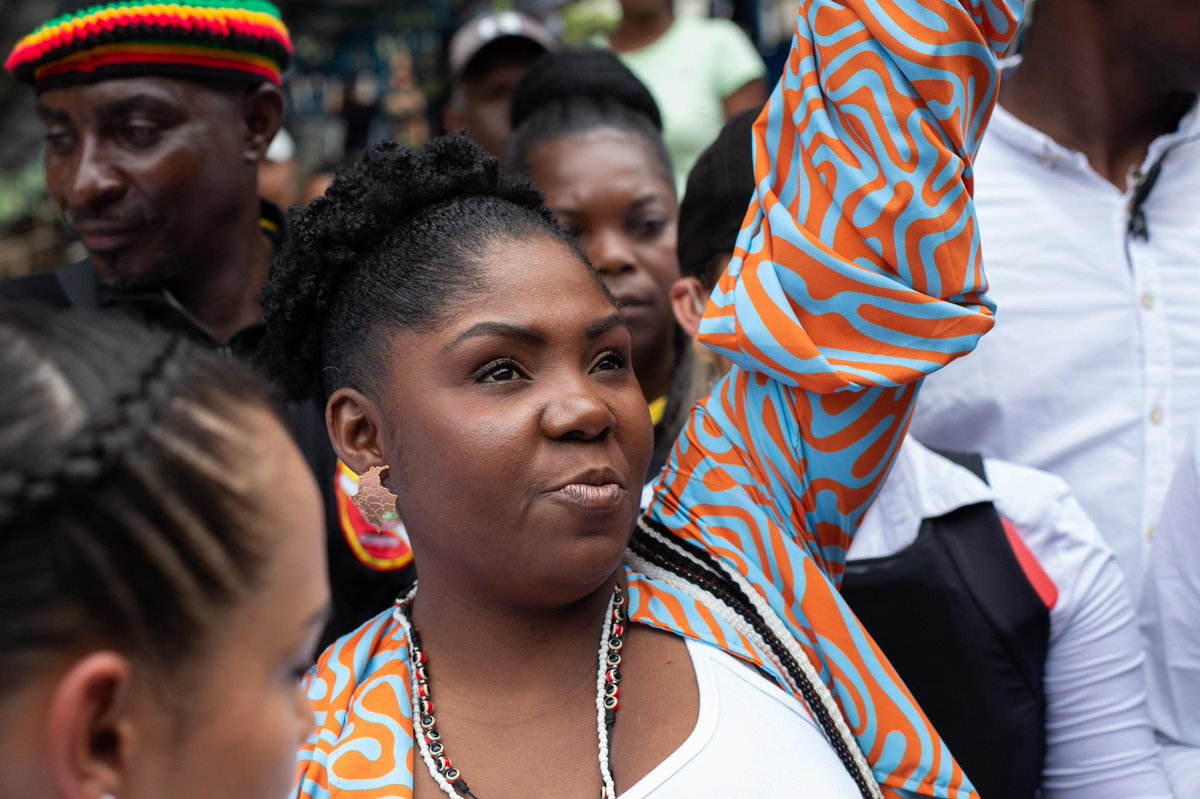 Es imposible no quebrarse con la victoria del pueblo colombiano. Tantos años de guerra, de despojo, de muerte. Y hoy, una mujer, negra, del Cauca, que fue trabajadora doméstica, madre soltera y defensora del territorio se planta firme contra las oligarquías.

Pinche día hermoso.