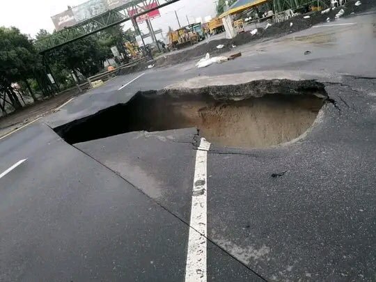 samuel_pz's tweet photo. Q3 mil millones aprobaron los serviles de Giammattei para "reparar carreteras".

Los corruptos se ríen de Guatemala mientras la tienen destruída y contaminada. No podemos seguir dejando que hagan de nuestro país un basurero. https://t.co/pcpFg5gjeq