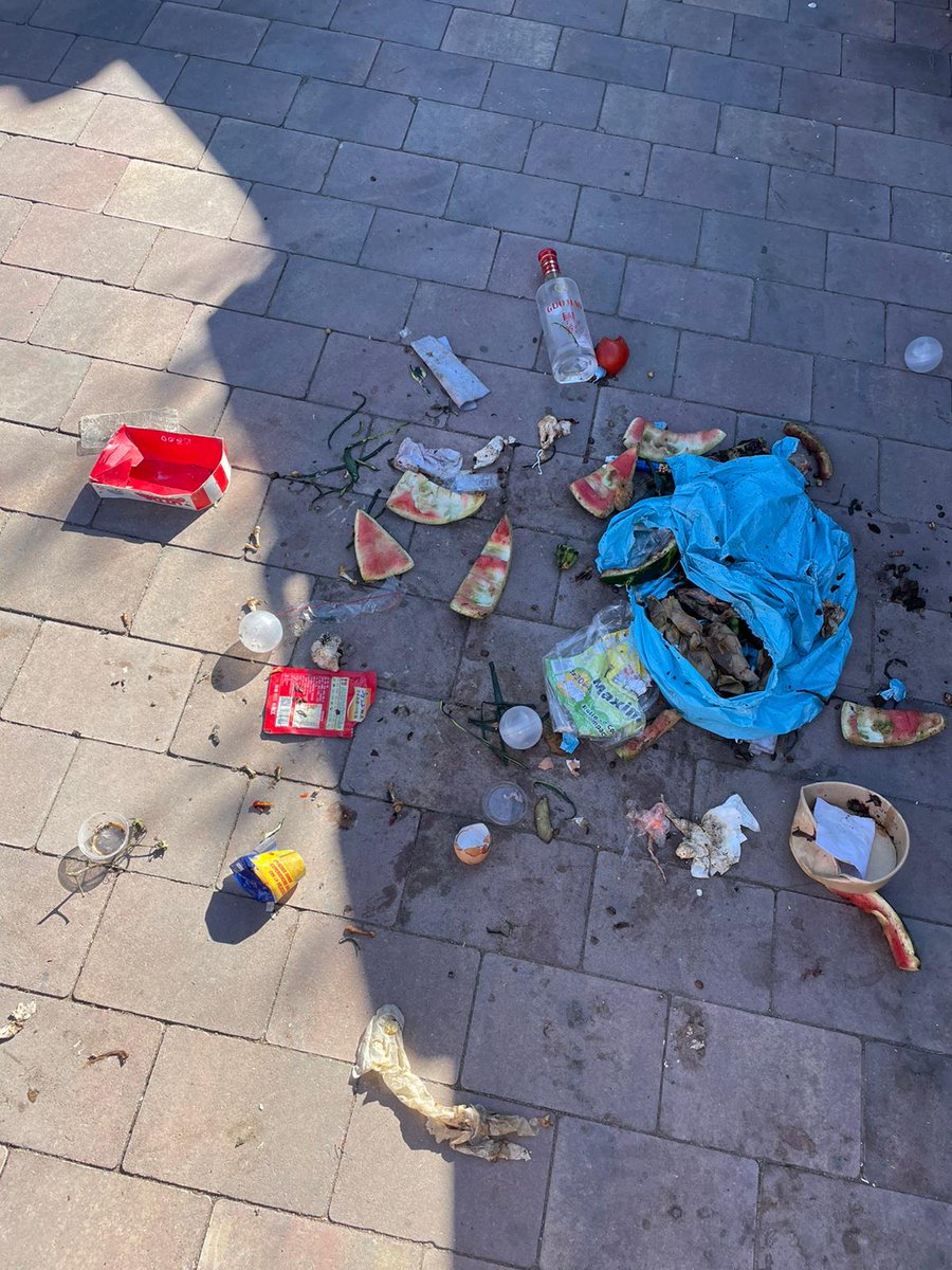 corco_de's tweet photo. #rethinkwaste
1/2
Veïns de Dos de Maig fa dies que estan intentant localitzar i ajudar (cartells, whats..) a qui CADA DIA deixa la brossa per terra, per a fer-ho correctament. https://t.co/E41Gbvr7eJ