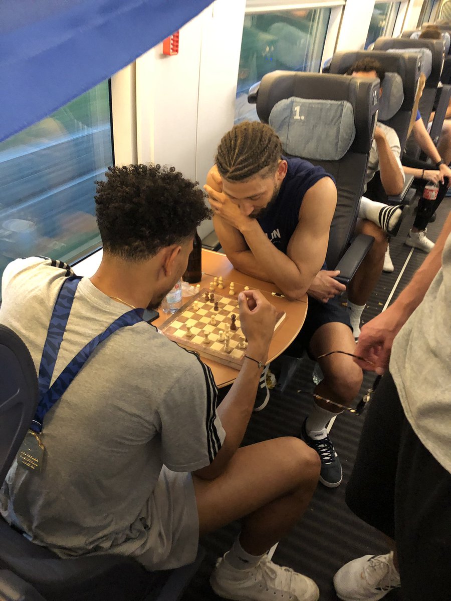 Himar_Ojeda's tweet photo. Are you wondering what this team does on the way back after winning the championship? https://t.co/8VloUB77Yi