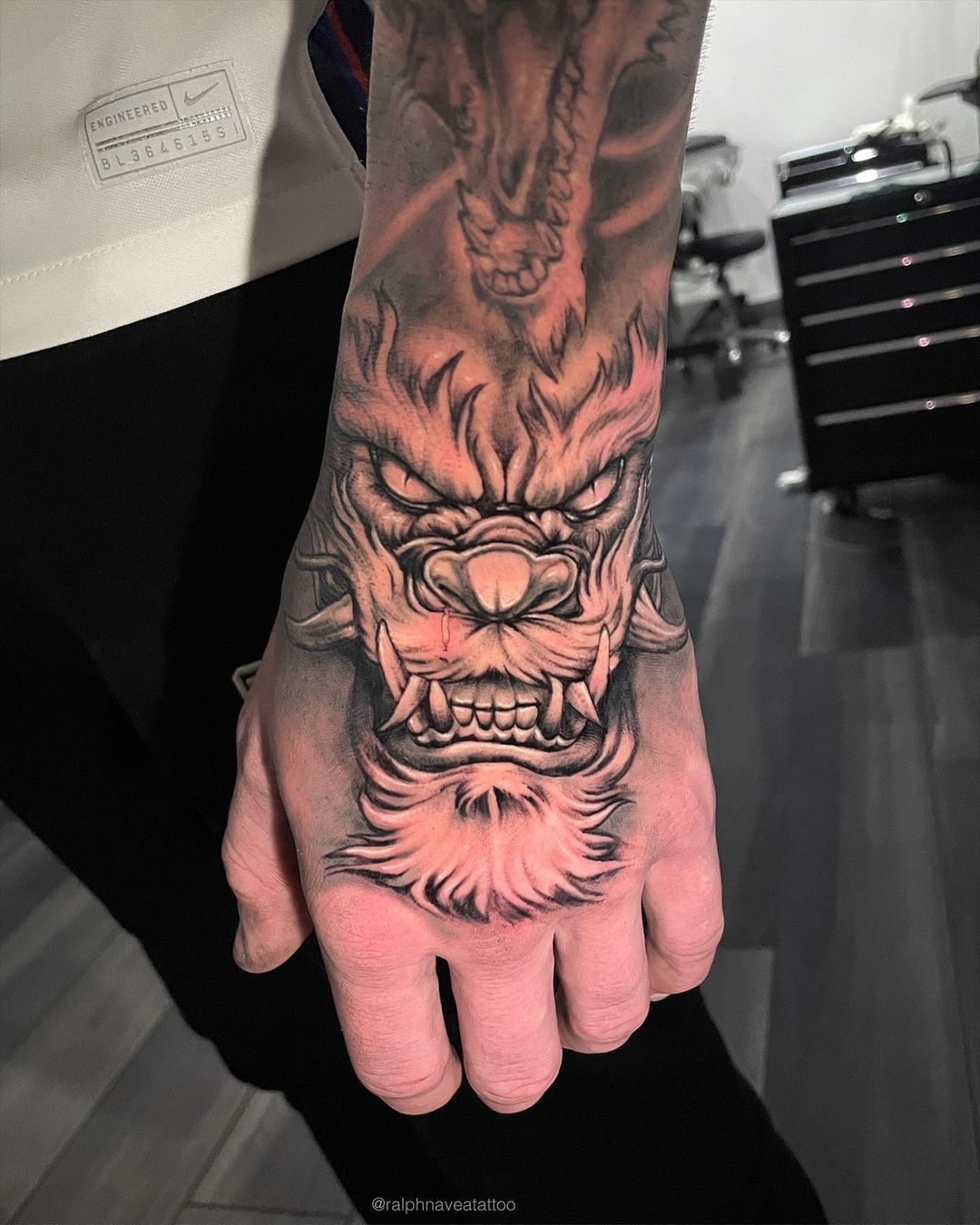 توییتر \ Tattoo Connect در توییتر: «Amazing dragon tattoo on hand by  ralphnaveatattoo from Sydney #tattoo #tattooideas#dragontattoo  #animaltattoo #blackandgreytattoo #handtattoo /8P6vElFgA7»