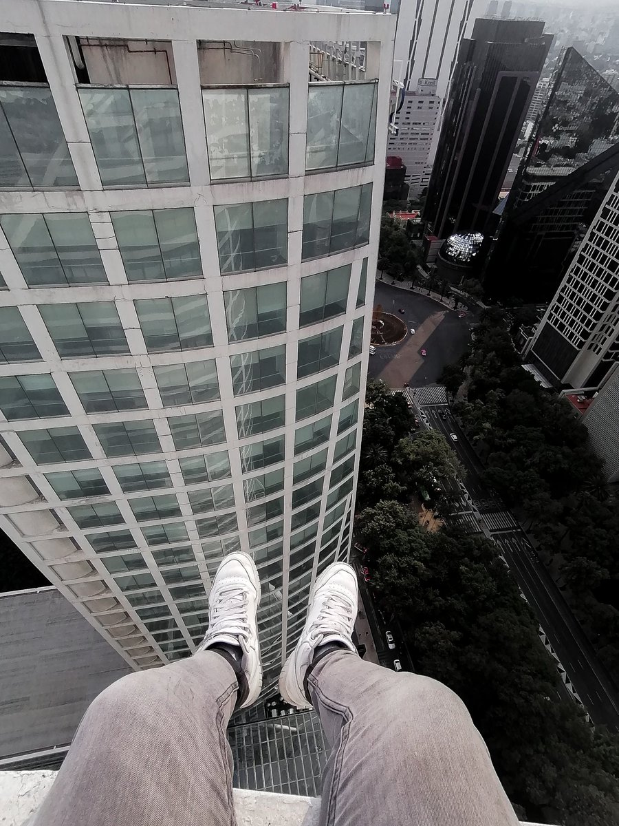 Miguelraws's tweet photo. Look Down

#NFTs #nftart #NFTGiveaway #nftphotography #rooftop https://t.co/JNxjCPyI6J