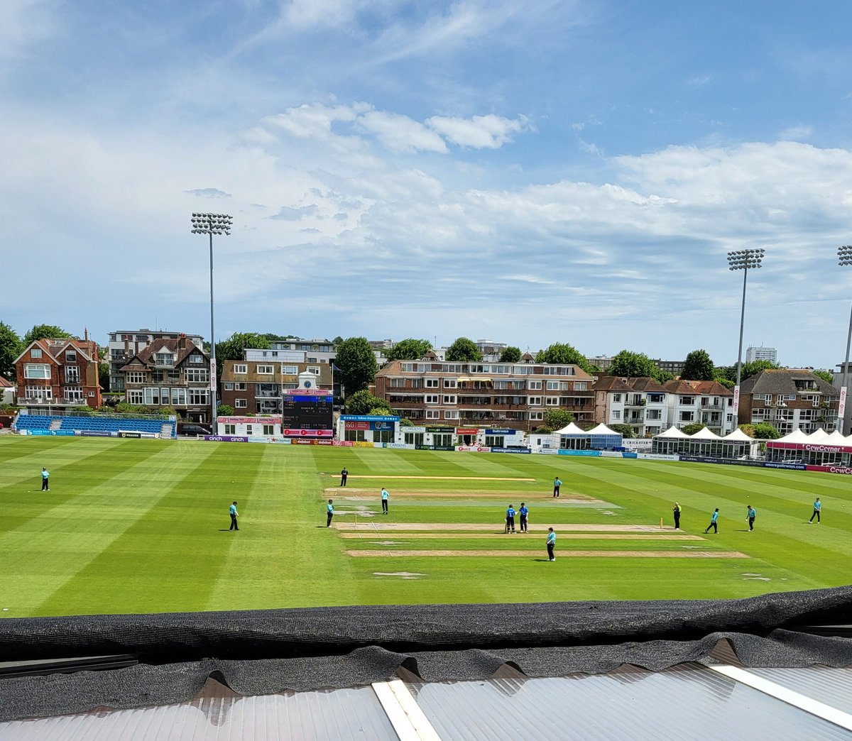 eliselovell28's tweet photo. Not everyday that you get to score at the @SussexCCC 1st Central County Cricket Ground in Hove! Amazing experience, made even better by Sussex claiming a big win with @jamesbunday captaining 🏏 https://t.co/qVvG29O1Ko