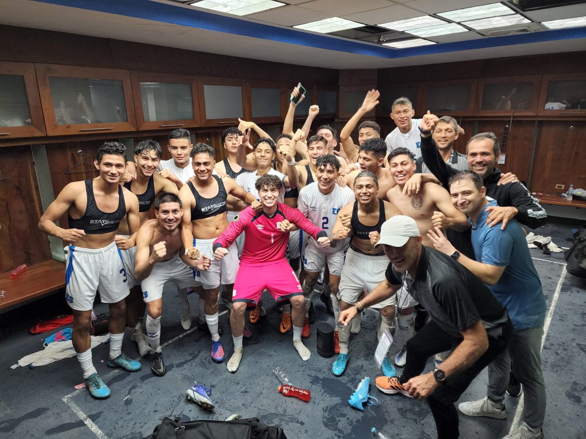 diegohv87's tweet photo. Mérito completo para este equipo de trabajo 👏🏼👏🏼👏🏼

Partido muy completo ahora 💪🏼🇸🇻⚽️

Esto apenas empieza.

CC: @LaSelecta_SLV 
@GersonPerezDT @juan_serrano @rodney_goncalvs @pf_rodas @1__garc000 https://t.co/BtWQsfWYSB
