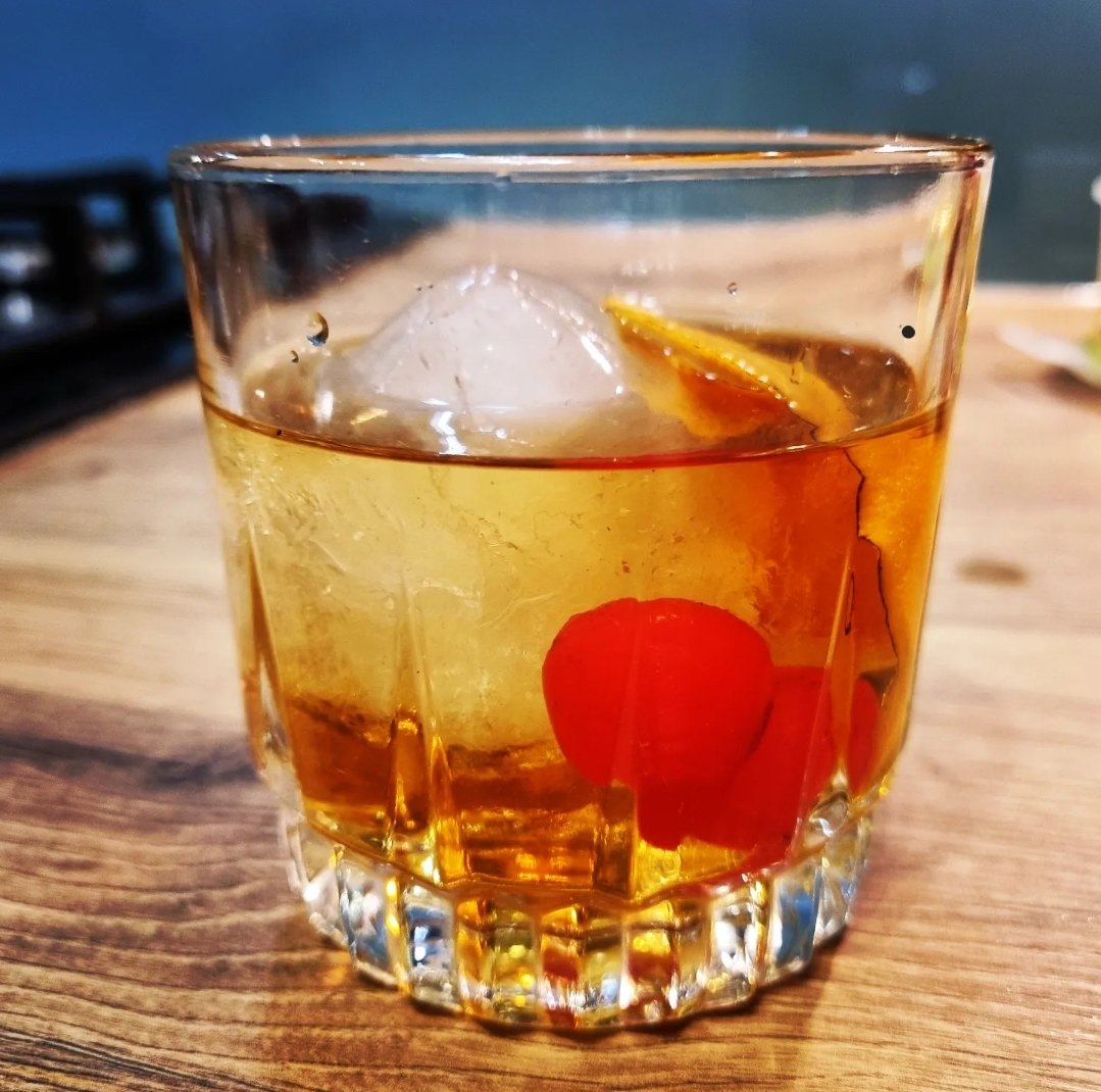 ColstonCharlie's tweet photo. Wives in bed, wee mans in bed. Cracked out my killer old fashioned recipe. It's stunning. Half mix of @JimBeam red stagg and @deanstonmalt Kentucky cask plus the usual old fashioned fare. #notworkingtomorrow https://t.co/GkKCDB1hrC