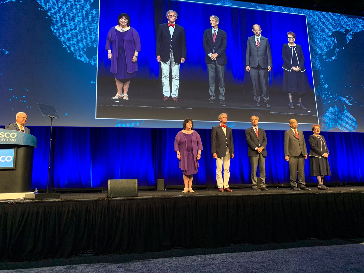 Fantastic honour to have received in Chicago the BJ Kennedy award from the ASCO Past President Dr Howard A Burris III. Thx ASCO for this persistent support to the underserved older patients with cancer @ASCO @SIOGorg @GroupeUnicancer @EORTC @institut_curie @sofog_officiel #ASCO22