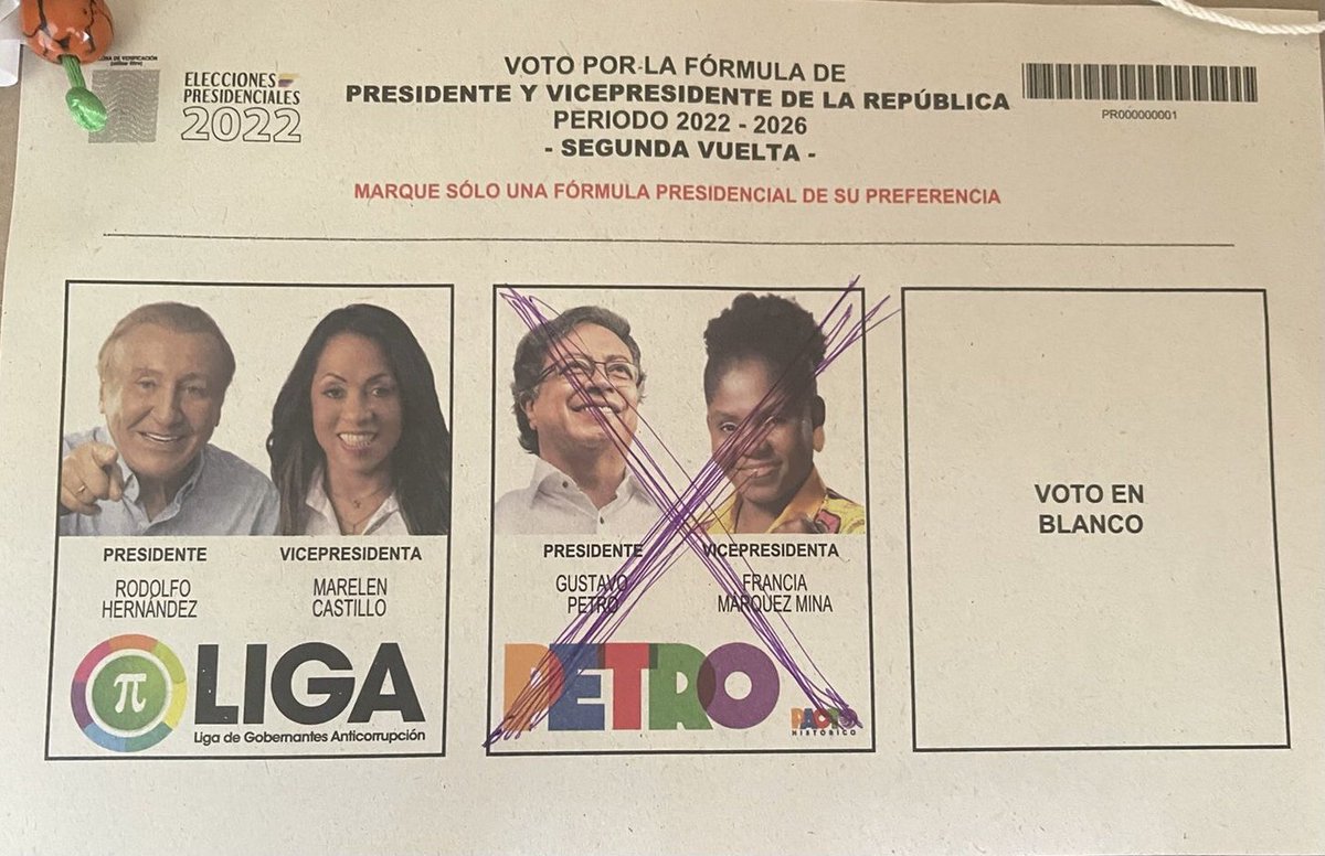 MAFAPOCOLOMBIA's tweet photo. Perdimos más de 6402 jóvenes y ganamos más de 11.185.671 No más Uribe https://t.co/sD5pSO66d6