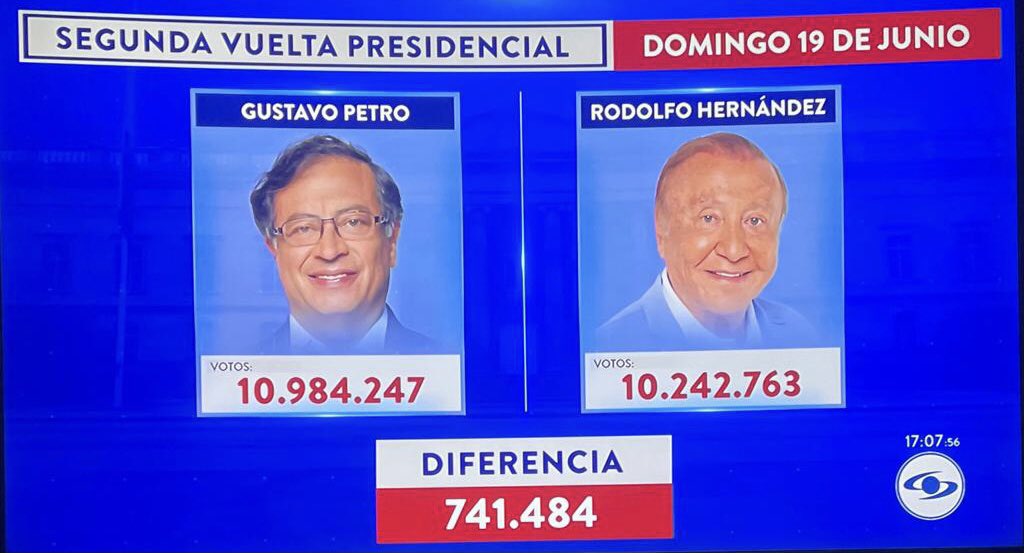 MAFAPOCOLOMBIA's tweet photo. Perdimos más de 6402 jóvenes y ganamos más de 11.185.671 No más Uribe https://t.co/sD5pSO66d6