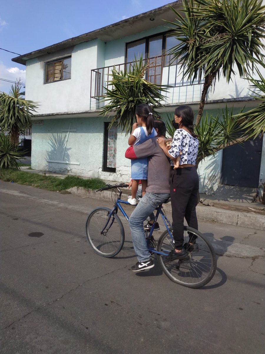 bitlamx's tweet photo. Sin capa, sin súper poderes, pero en bici así se mueven los súper héroes llamados Papás. 🚲🦸🏻‍♂️

¡Feliz día del Padre¡

 #Tlahuac #Pueblobicicletero
#Bitla #Ciclistadebarrio https://t.co/8l3npzOgWV