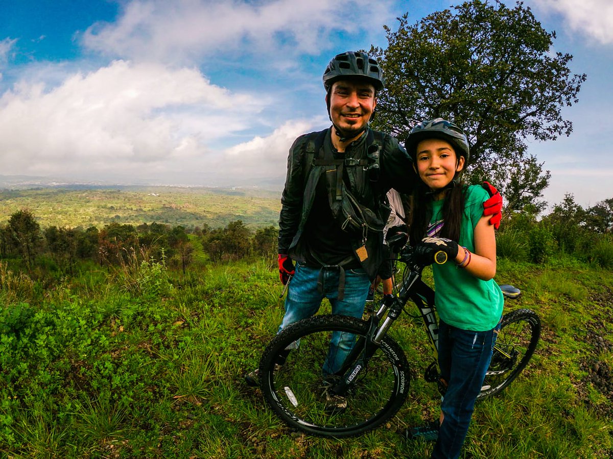 bitlamx's tweet photo. Sin capa, sin súper poderes, pero en bici así se mueven los súper héroes llamados Papás. 🚲🦸🏻‍♂️

¡Feliz día del Padre¡

 #Tlahuac #Pueblobicicletero
#Bitla #Ciclistadebarrio https://t.co/8l3npzOgWV