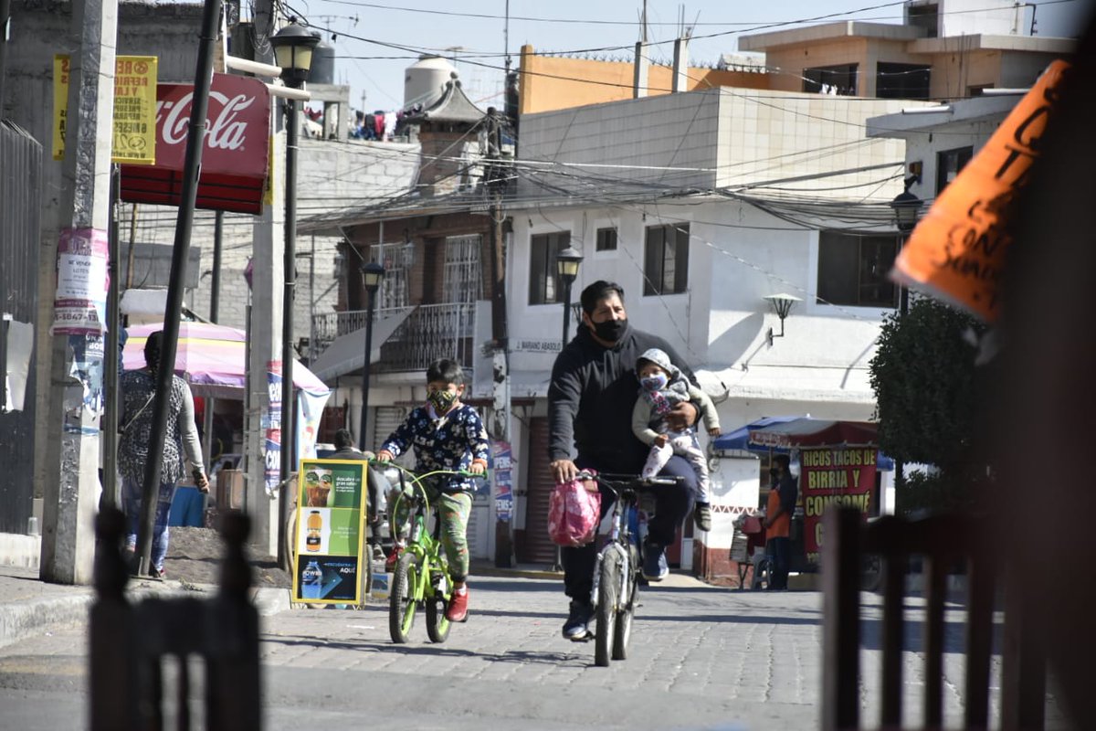 bitlamx's tweet photo. Sin capa, sin súper poderes, pero en bici así se mueven los súper héroes llamados Papás. 🚲🦸🏻‍♂️

¡Feliz día del Padre¡

 #Tlahuac #Pueblobicicletero
#Bitla #Ciclistadebarrio https://t.co/8l3npzOgWV