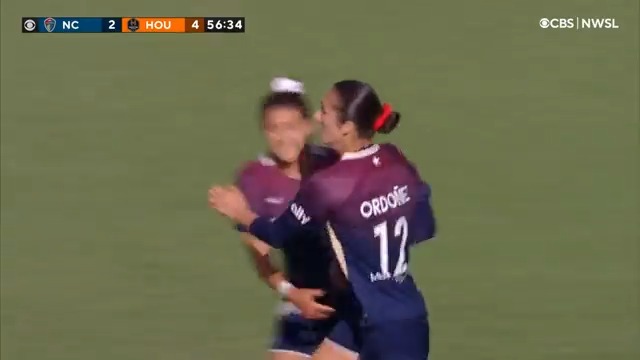 Diana Ordoñez pulls one back for NC 👀

#CourageUnitesUs | @TheNCCourage”