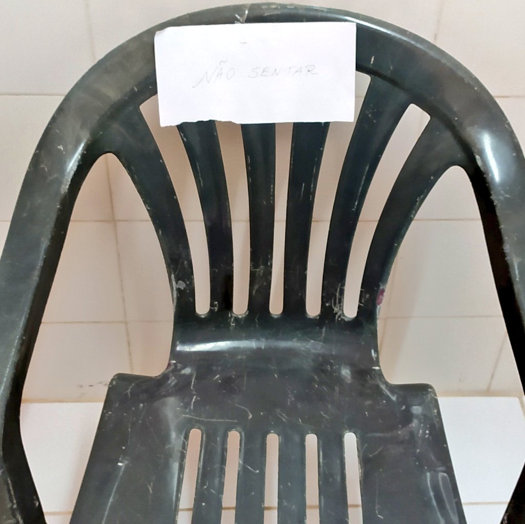 leo_biondo's tweet photo. Uma cadeira com um aviso "NÃO SENTAR" e um consagrado que não vive sua vocação geram a mesma pergunta:

Pra que serve então? https://t.co/BoSAHQkLha