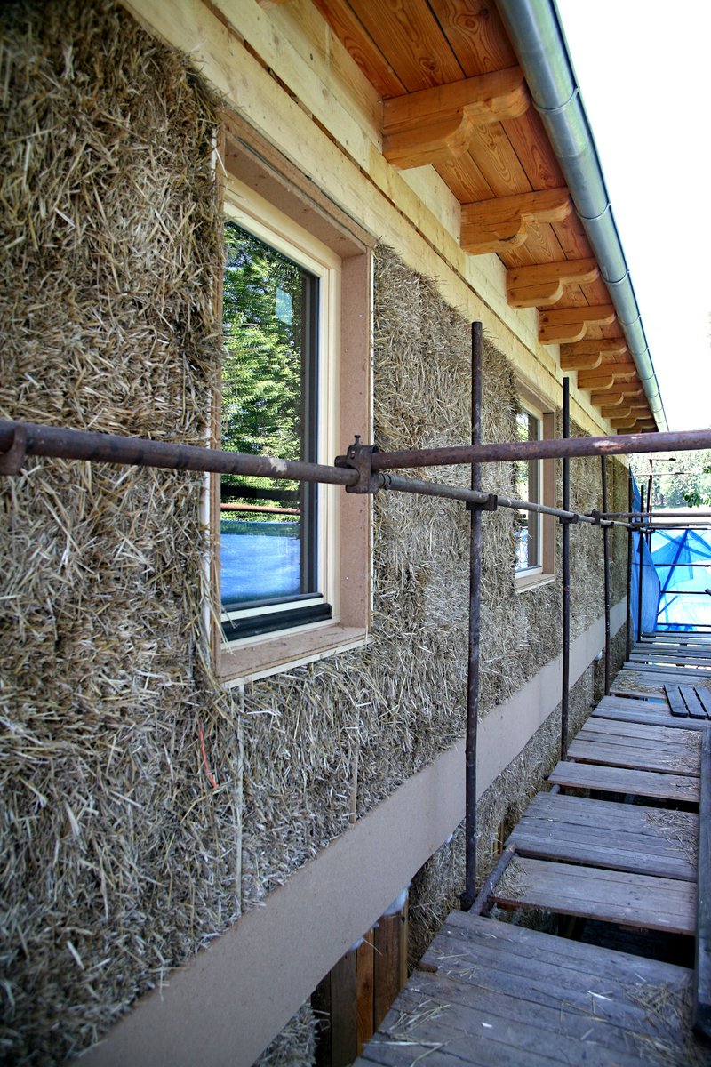 slamenicz's tweet photo. Zateplujeme detaily fasády. Kromě vrutů a hřebíků POUZE přírodní materiály 🪵🌾🐑
Sláma, dřevo, dřevovláknité desky, ovčí vlna.
Okna zateplujeme až po jejich rámy dřevovláknem a vlnou a očekáváme perfektní výsledky. Ověří je až zima.
Připravujeme se na vápennou fasádu (červenec). https://t.co/jCFZ7vnvxr