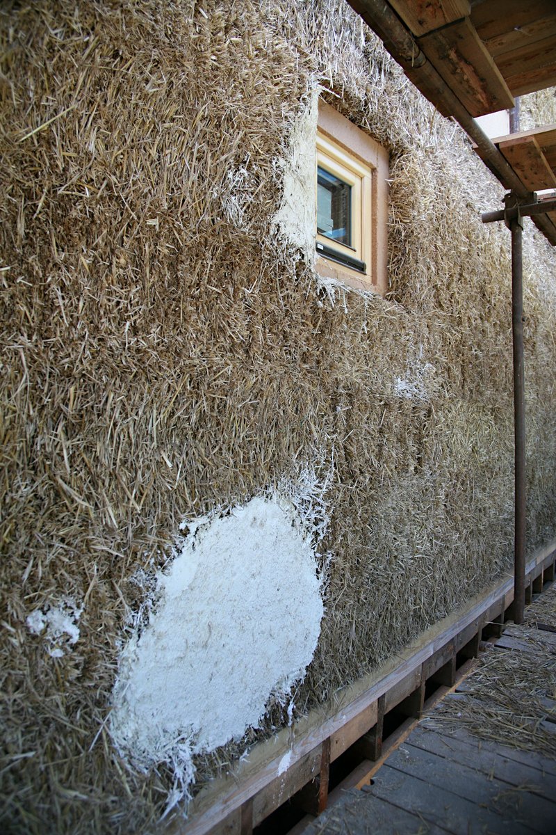 slamenicz's tweet photo. Zateplujeme detaily fasády. Kromě vrutů a hřebíků POUZE přírodní materiály 🪵🌾🐑
Sláma, dřevo, dřevovláknité desky, ovčí vlna.
Okna zateplujeme až po jejich rámy dřevovláknem a vlnou a očekáváme perfektní výsledky. Ověří je až zima.
Připravujeme se na vápennou fasádu (červenec). https://t.co/jCFZ7vnvxr