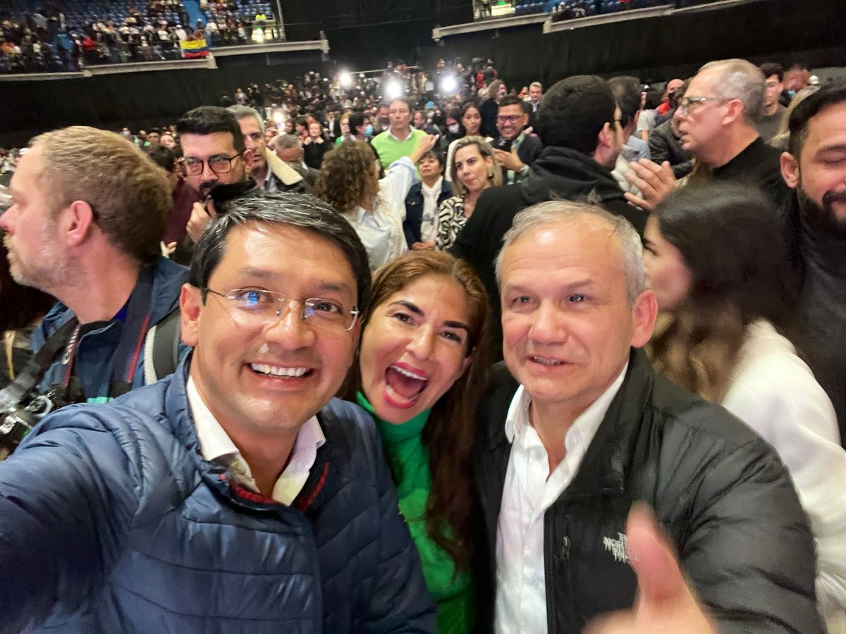 CamiloRomero's tweet photo. Es un hecho: ¡#GanóColombia!

Viene el cambio de la mano de @petrogustavo y @FranciaMarquezM

Toda Colombia tiene su corazón aquí en el Movistar Arena en Bogotá. https://t.co/zg4EWSeHzw