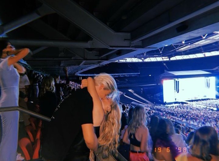 dailyfilaleb's tweet photo. 📸 • Millie, com seu namorado Jake Bongiovi, via feed do IG

"alexa, toque 'love of my life' do harry styles" 

Fofosss 💜 https://t.co/luIHN9q978