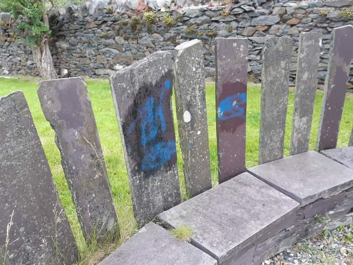 Bechod gweld fod y graffiti dal yn gardd cymedol, er wedi nodi ers dros blwyddyn I wefan CG. Wedi neud y gorau efo y stwff oedd I law. Shame to see this graffiti still on the slates in the community garden, though reported over a year ago. Cleaned with the best stuff to hand.