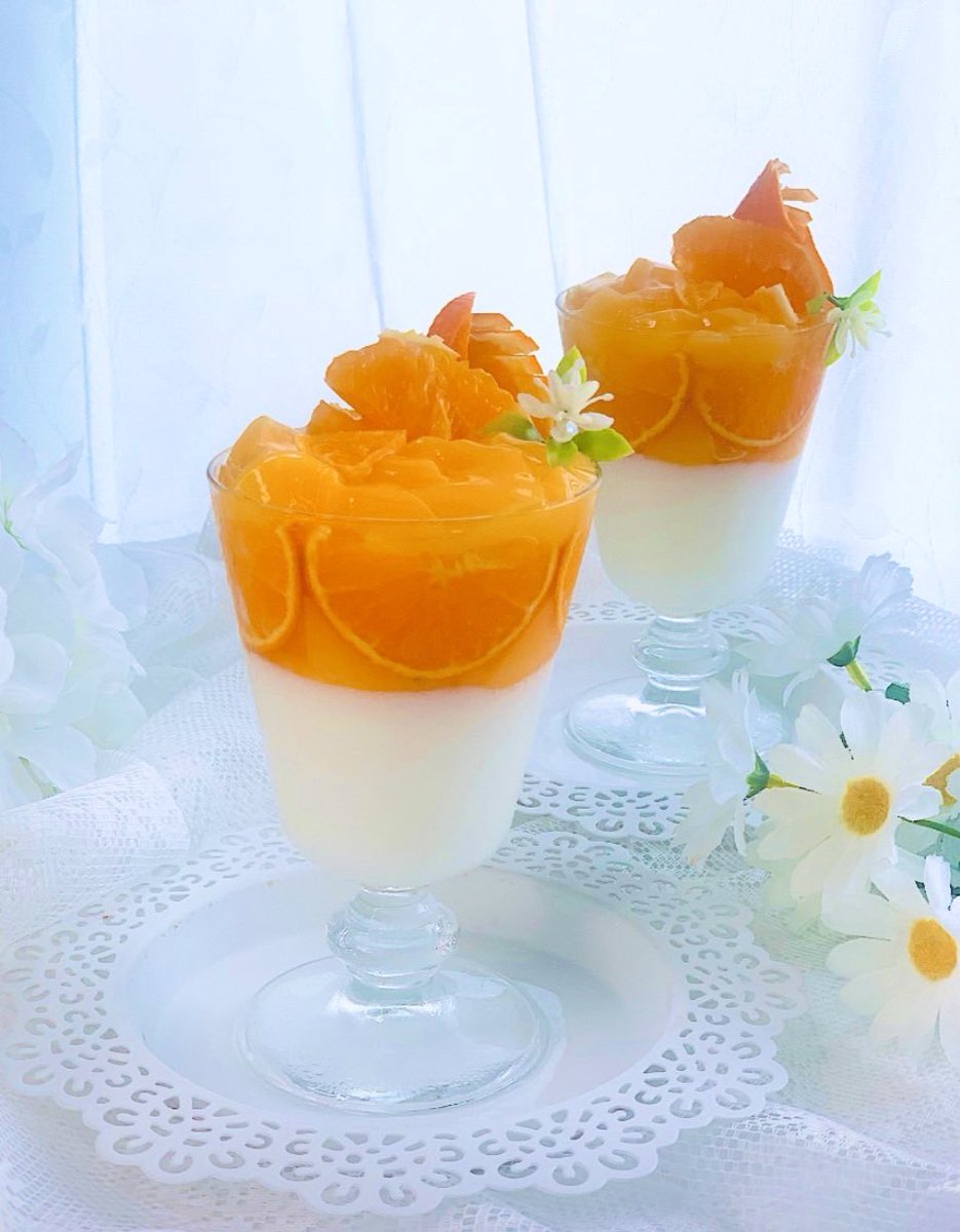 おはよう〜月曜日😃✨ 今日はリモートday✨ 東京は今日も28℃まで上がるとか🔥 暑い日にピッタリの🥵 マンゴー＆オレンジの杏仁豆腐作りました🍊🥭 部屋中フルーツの甘〜い香りに包まれて幸せ〜♪