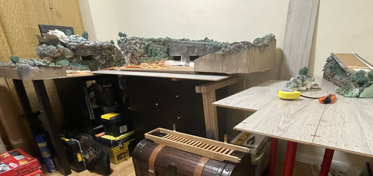 Pues tras un paro obligatorio por Salud, ya tengo nuevo objetivo, algo más grande y más multiusos, por lo que aceptó ideas 😉. He cambiado de lugar dedicándole más espacio , ahora tengo unos 250 x 120cm en lo extremos y en el medio 100cm.Y diferentes alturas. #slot #slot143 #race