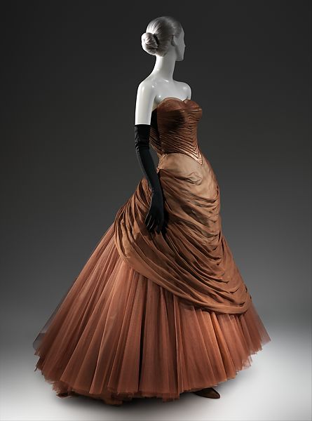 LaurenCDeutsch's tweet photo. Today's #ootd is another one Charles James, this time his 1954 Swan dress. It uses six layers of nylon tulle to play on the idea of the heavy Victorian bustle. It is airy and ephemeral, but actually is one of James's heaviest creations, weighing 12 pounds! #fashionhistory https://t.co/fwKFClWbgy