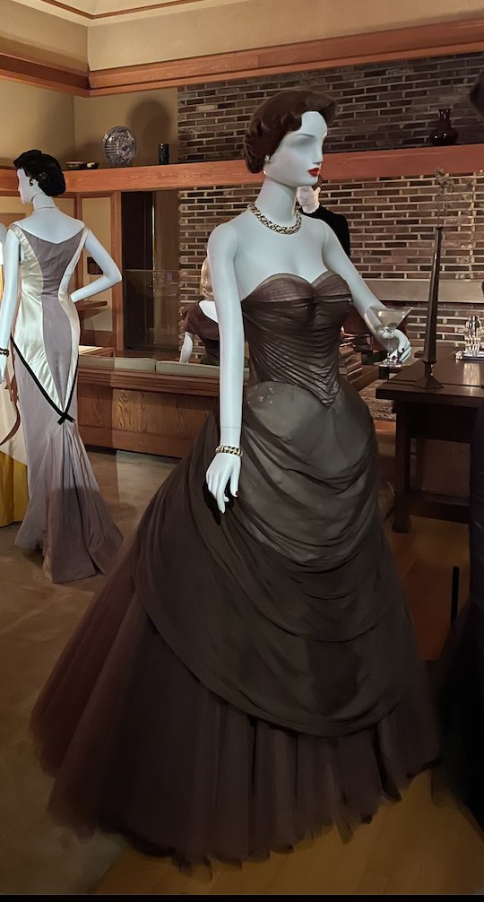 LaurenCDeutsch's tweet photo. Today's #ootd is another one Charles James, this time his 1954 Swan dress. It uses six layers of nylon tulle to play on the idea of the heavy Victorian bustle. It is airy and ephemeral, but actually is one of James's heaviest creations, weighing 12 pounds! #fashionhistory https://t.co/fwKFClWbgy