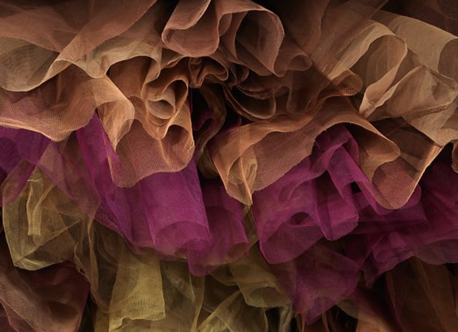 LaurenCDeutsch's tweet photo. Today's #ootd is another one Charles James, this time his 1954 Swan dress. It uses six layers of nylon tulle to play on the idea of the heavy Victorian bustle. It is airy and ephemeral, but actually is one of James's heaviest creations, weighing 12 pounds! #fashionhistory https://t.co/fwKFClWbgy