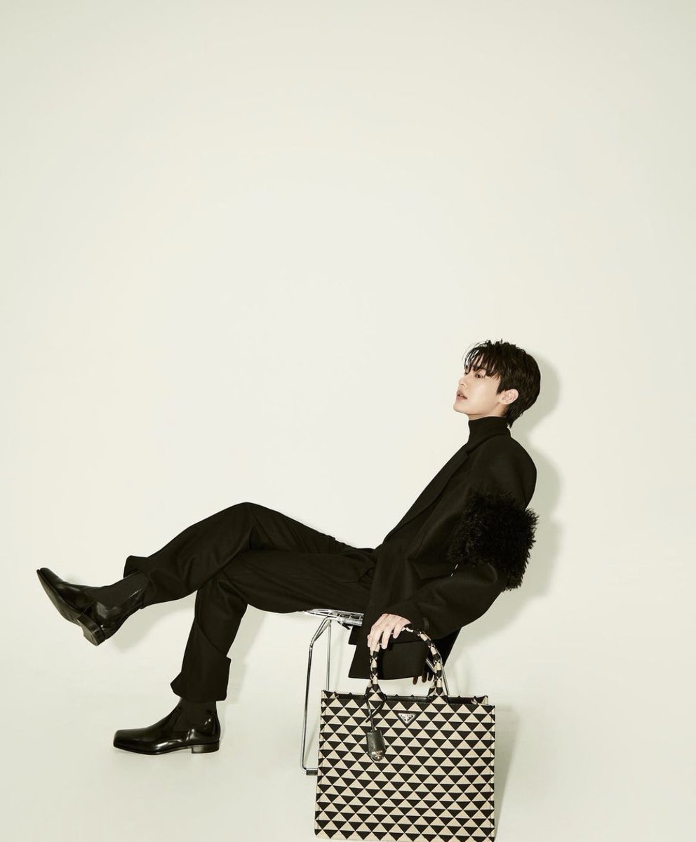 dewjsu_jfc's tweet photo. ~📸🤎@dew_jsu IG更新

🖤✨

#dew_jsu #PradaSS23 
#Prada #PradaSymbole https://t.co/AgMoy3KWzO