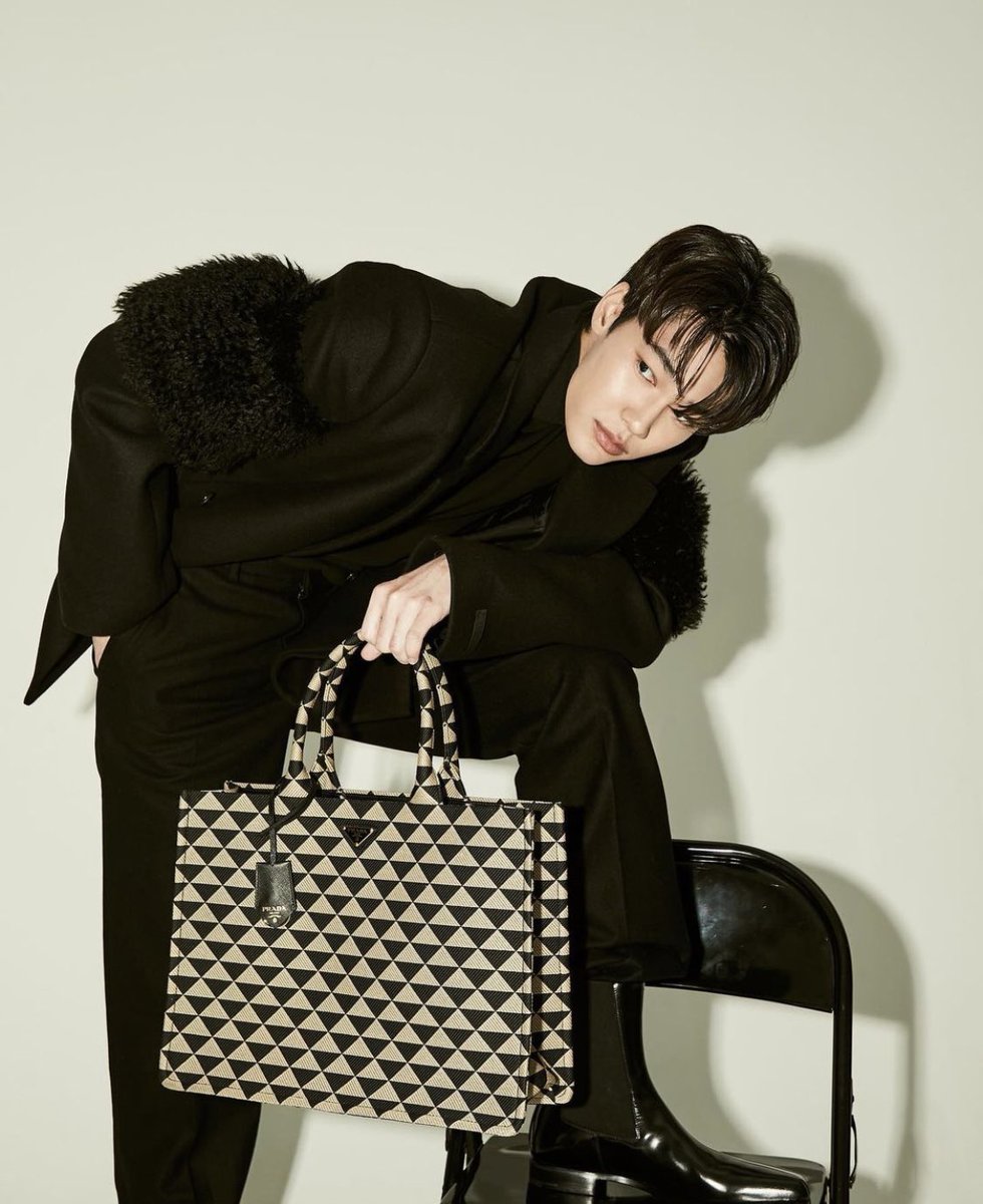 dewjsu_jfc's tweet photo. ~📸🤎@dew_jsu IG更新

🖤✨

#dew_jsu #PradaSS23 
#Prada #PradaSymbole https://t.co/AgMoy3KWzO