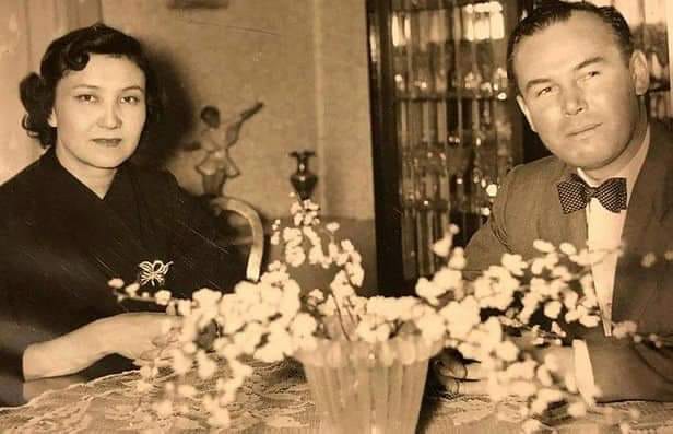 Okulun açıldığı dönem, 61 senesi, öğretmeni olacak iğrenç kadın, bu küçük Nilgün Polatkan hanımefendiyi arkadaşlarının yanında tahtaya kaldırıyor 7 yaşında kızı, babası daha yeni şehit edilmiş.
Kızım babanın adı ne diyor , ne is yapıyor simdi nerde, Hasan Polatkan efendim+++