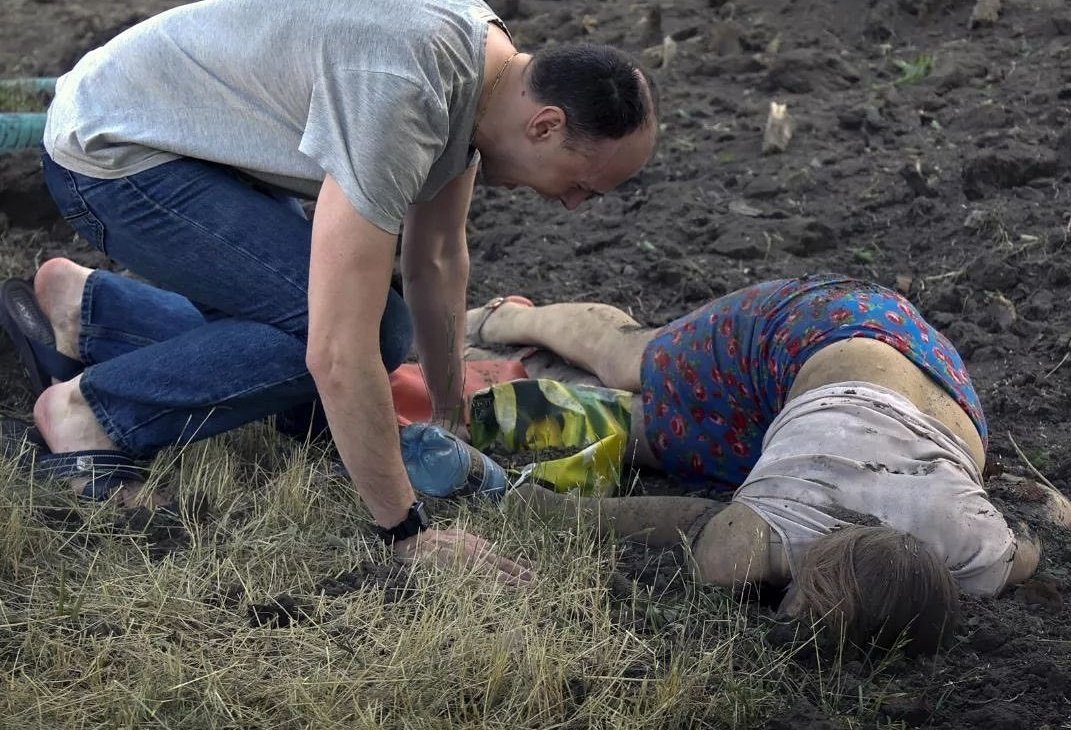 Lyla_lilas's tweet photo. All the pain of the Ukrainian people is in this photo.
A man cries over his girlfriend's body who died during the shelling in the Kalininskyi district of Donetsk on Thursday, June 9, 2022. Russians must be held responsible for all the lives taken and the tears of Ukrainians https://t.co/YJeOgnBI2q
