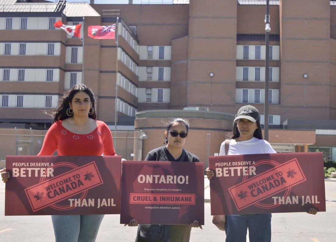SamerMuscati's tweet photo. Grateful to all the wonderful @AmnestyNow &amp; @HRWcanada staff &amp; volunteers who came out to protest immigration detention in #Canada this weekend.

Join our #WelcomeToCanada campaign that calls on provinces to abolish immigration detention in their jails: https://t.co/7J9y1eprR5 https://t.co/8ncY5wotNA