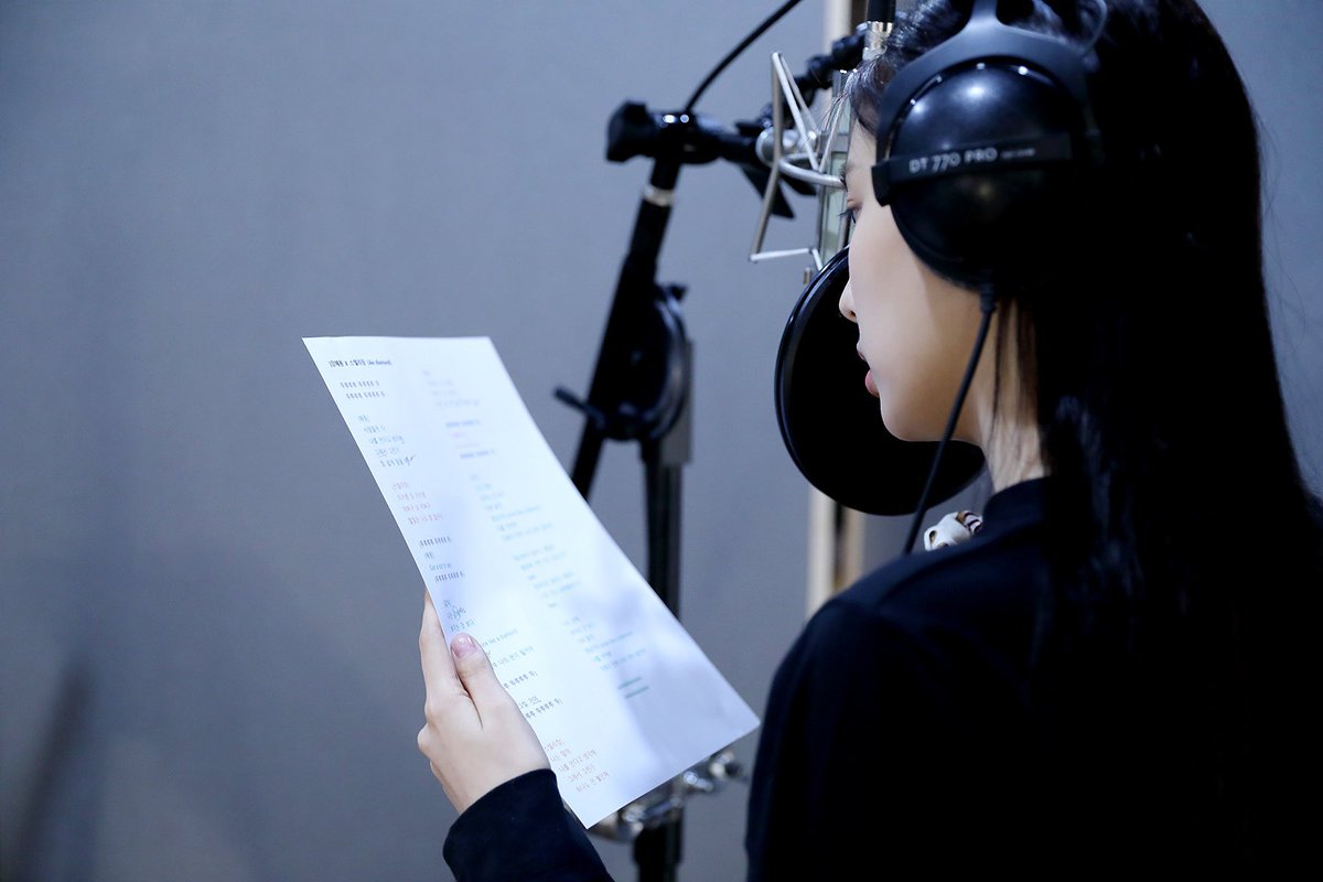 KangHyewonPR's tweet photo. [PHOTO] 220618 Kang Hyewon Naver Post for 'Like a Diamond' (with. Stella Jang) Recording Behind 

#KANGHYEWON @hyemu_official https://t.co/yuOKtJRLur