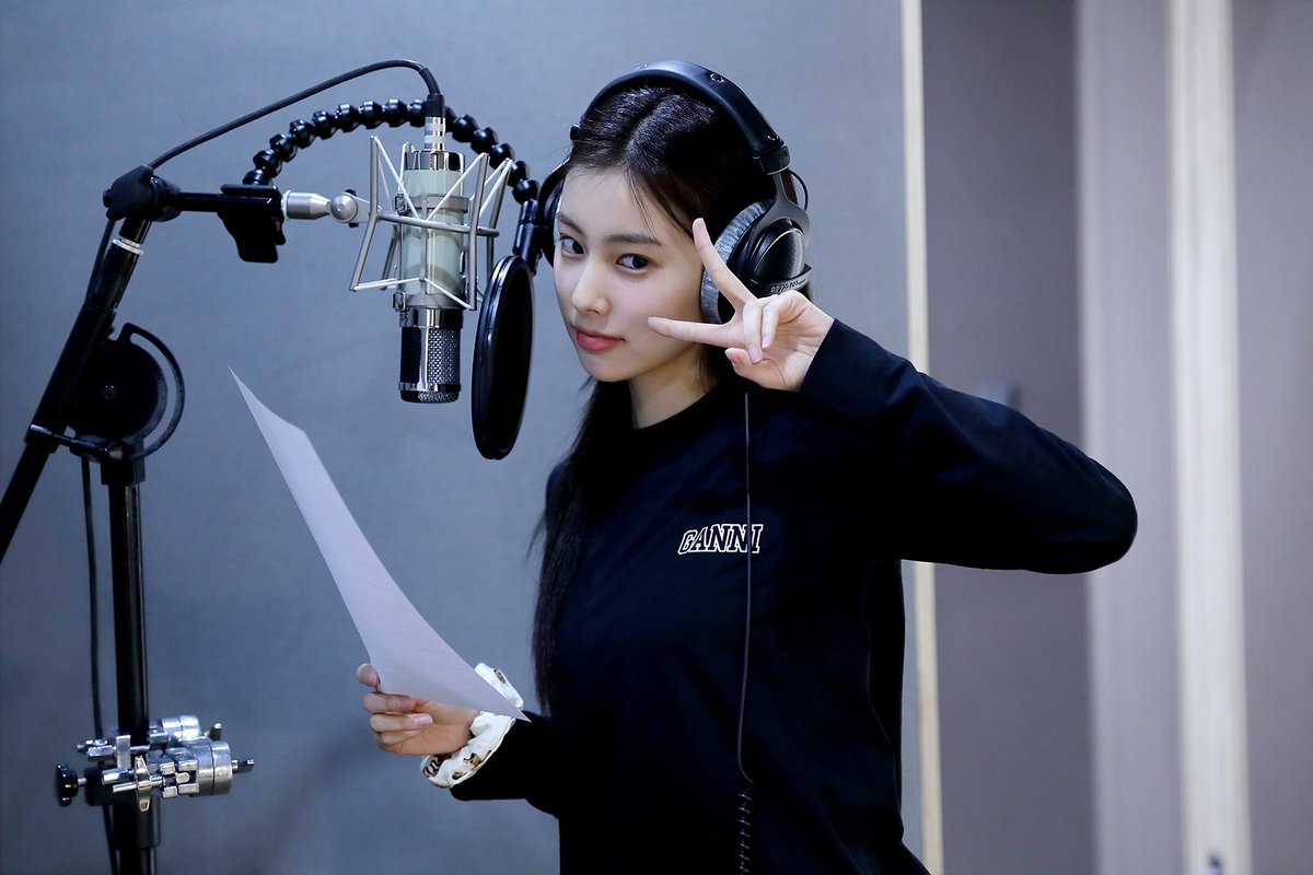 KangHyewonPR's tweet photo. [PHOTO] 220618 Kang Hyewon Naver Post for 'Like a Diamond' (with. Stella Jang) Recording Behind 

#KANGHYEWON @hyemu_official https://t.co/yuOKtJRLur