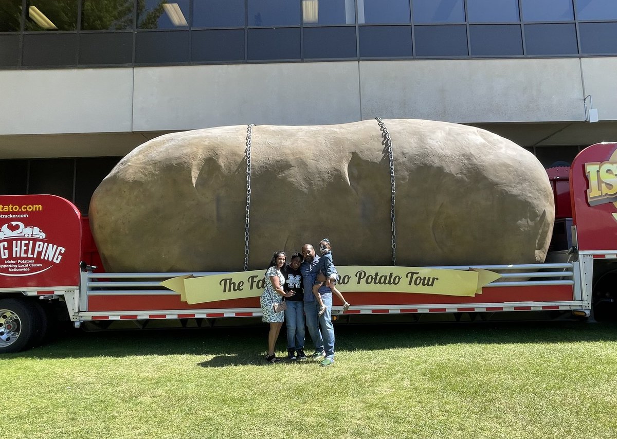 BigIdahoPotato's tweet photo. The Tri-county Fair in Rockaway, NJ was filled with beautiful families, the scent of delicious fair-food, and smiles from our 4-ton tater. Thank you for having us! 🥔💕
#bigidahopotato #idahopotato #imapotato #potato #tricountyfair #rockawaynj https://t.co/i1eSVFYrh0