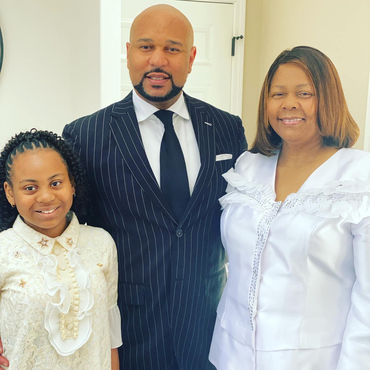 Esquiremoore's tweet photo. Blessed beyond measure. Surrounded by love. Three generations strong! #FathersDay2022 #MooreManor #Juneteenth #FreedomDay https://t.co/qgI2ukFDTh