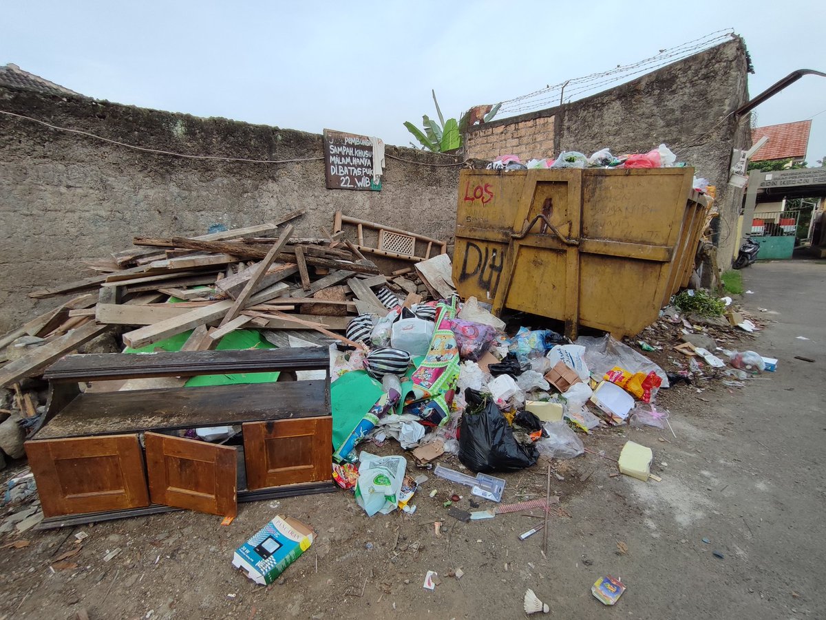 Andrianjp's tweet photo. Ijin melaporkan kondisi bak sampah RW 09, Kebon Pedes - Tanah Sareal Bogor yg perlu penanganan khusus karena memprihatinkan. Apakah bisa dibuat solusi permanen agar lebih tertata rapih? Mohon tindak lanjutnya 
@DLHKotaBogor https://t.co/WSSEanpLiS