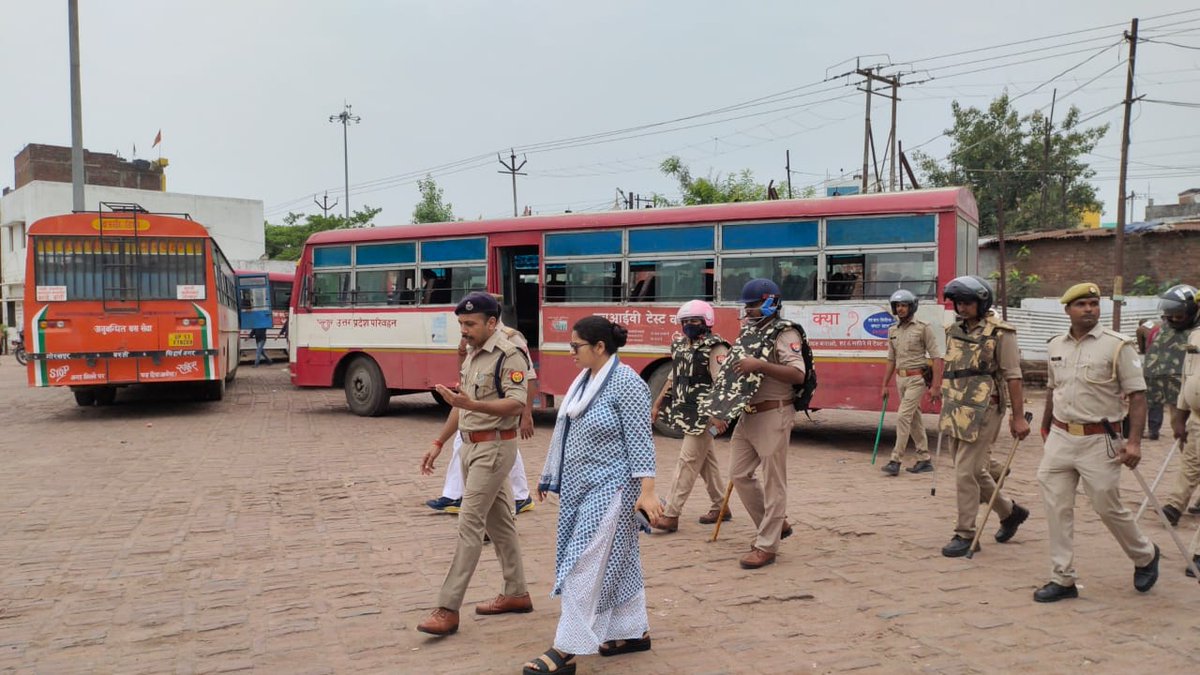 dmbas_'s tweet photo. जनपद में कानून एवं शांति व्यवस्था के दृष्टिगत एसपी बस्ती के साथ रेलवे स्टेशन तथा बस स्टेशन का निरीक्षण करते हुए अधिकारियों को सुरक्षा व्यवस्था के संबंध में आवश्यक दिशा निर्देश दिए।

@CMOfficeUP 
@UPGovt 
@ChiefSecyUP 
@spgoyal 
@ShishirGoUP https://t.co/Jk5mYy5QuJ