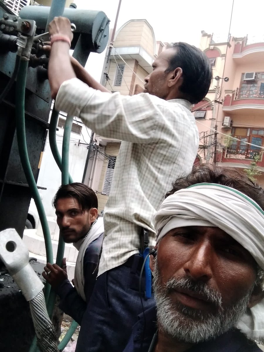 dvvnlaligarh's tweet photo. आज दिनांक 20/06/2022 को अलीगढ़ के भेड़ चौक पर ट्रांसफार्मर का निरीक्षण करते हुए कर्मचारीगण
 @dvvnlhq @mduppcl @UPPCLLKO @EMofficeUP @MDDVVNL @UppclChairman @DvvnlDirComm  @CMOfficeUP @aksharmaBharat https://t.co/kyP0afxaAU