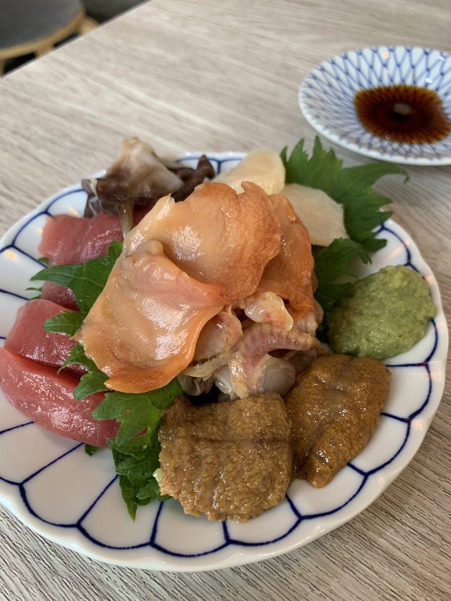 aca_siss's tweet photo. 巣鴨で飲むの、初めて。
最高でした。
赤身マグロの美味しさよ。
いわんや貝をや。
だいやめハイボールはライチでした！
またすぐにでも行きたい。
#ナニコレ食堂 ＃朝めし酒場

巣鴨の歩道の広さに感動。
歩きやすい👍 https://t.co/24OBBniiRx