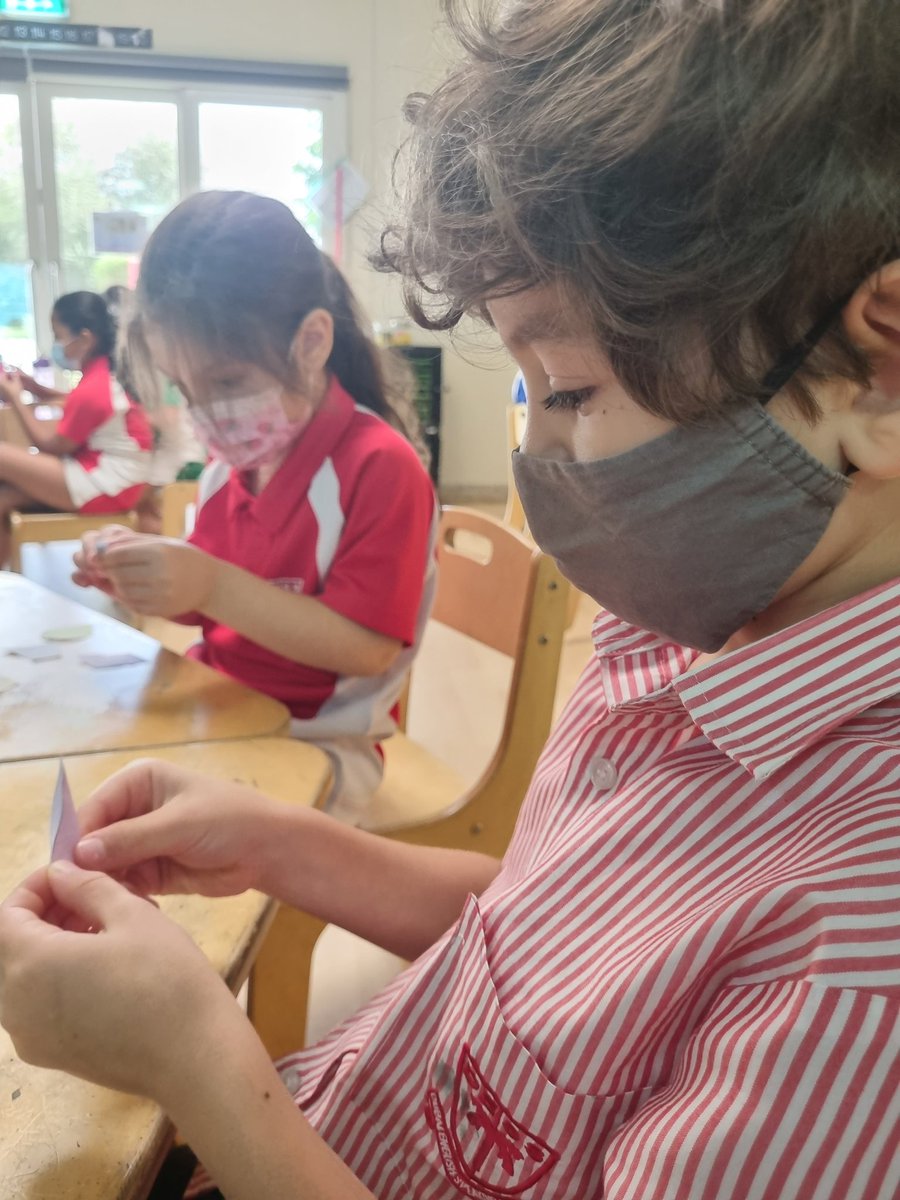 DESSyear2's tweet photo. Exploring lines of symmetry in @DESS_Maths today 🔴🟧🔻🔷️#DESSYear2Red https://t.co/zmAUJhf5fR