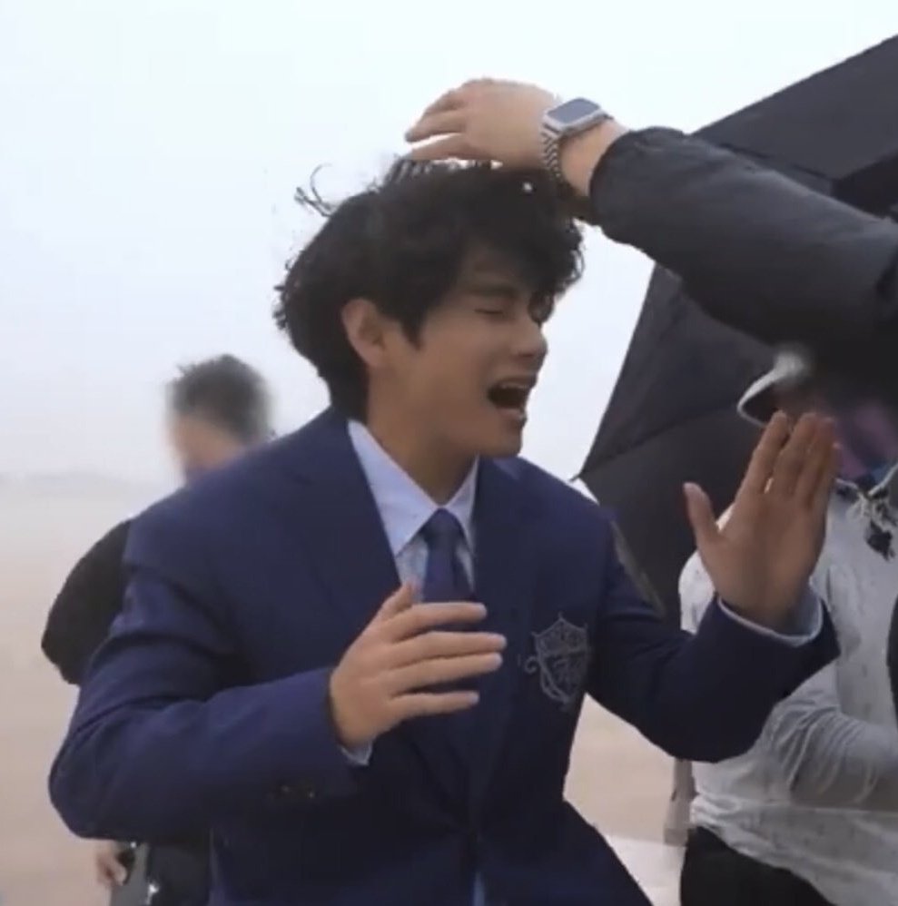 taesmug's tweet photo. Oh nooo Taehyung :( https://t.co/QiaaF3Scsf