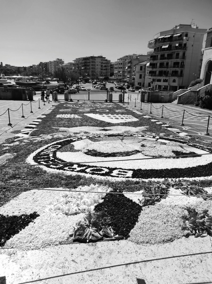 BlogRomano's tweet image. #goodmorning #nettuno #infiorata #urbanphotography