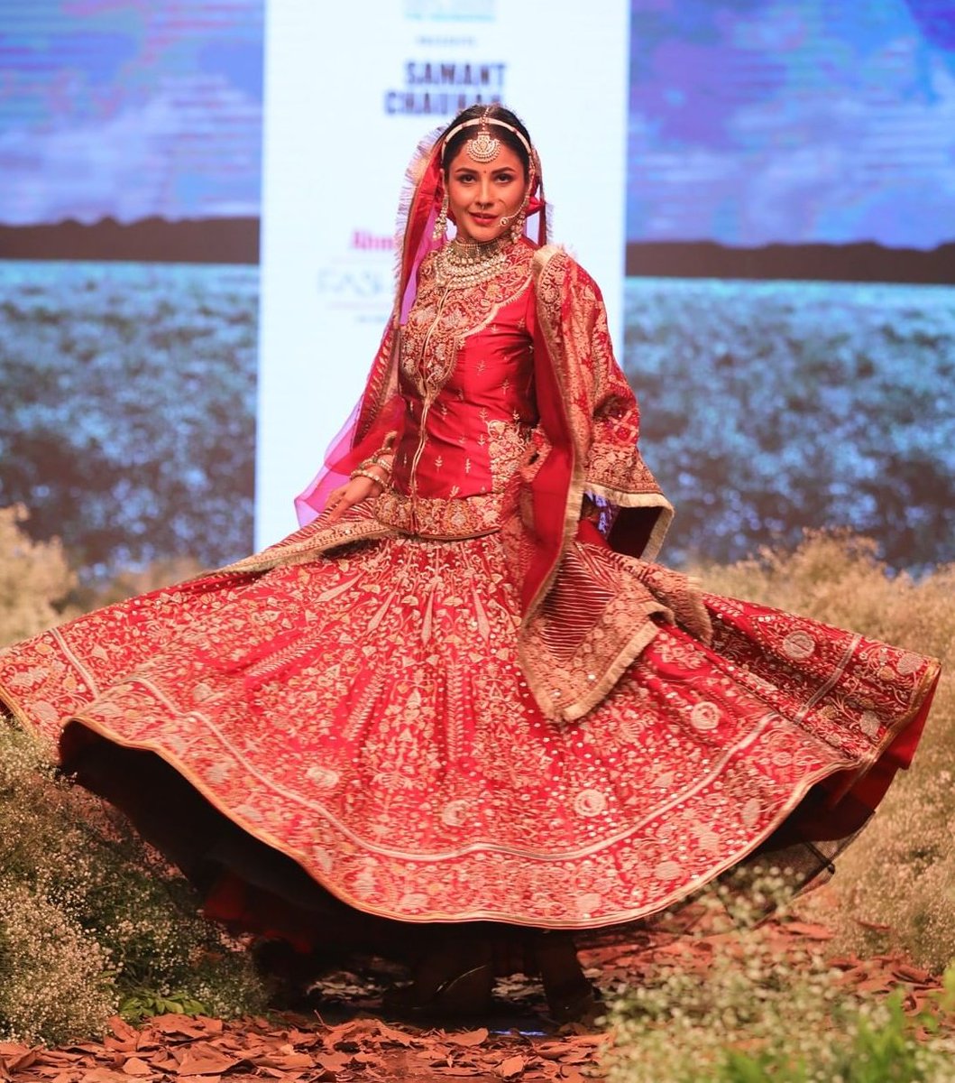 TheHottestDevil's tweet photo. Our Queen 👑 in traditional...🔥❤️
Out of words for these stills 🫶

Keep shining love 😘
@ishehnaaz_gill 
TIMES SHOWSTOPPER SHEHNAAZ
#ShehnaazGill https://t.co/jl6zmNWIPs