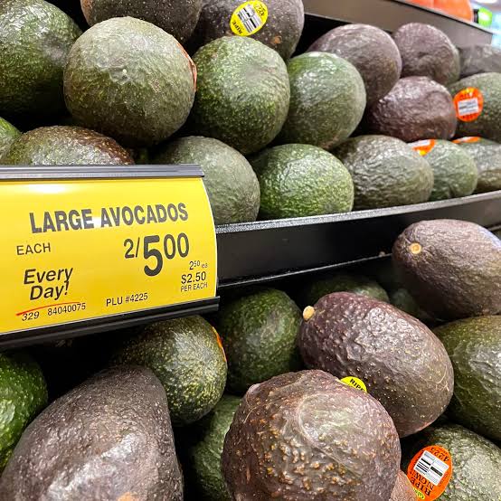 mynzagric254's tweet photo. Kenya is ranked the 7th largest  exporter of 🥑 avocado globally, and 1st in  Africa. However, Kenya's market share globally is only about 3%. The Hass and Fuerte varieties  are exported to Europe, Middle East .

Below are Avocado prices in those countries 
#MondayMotivation https://t.co/AgW4rX0vLv