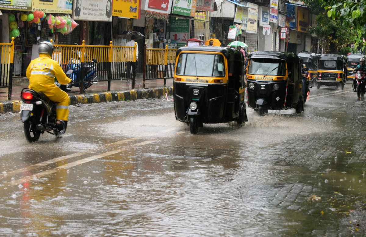 Several areas waterlogged following rainfall in parts of #Mumbai.