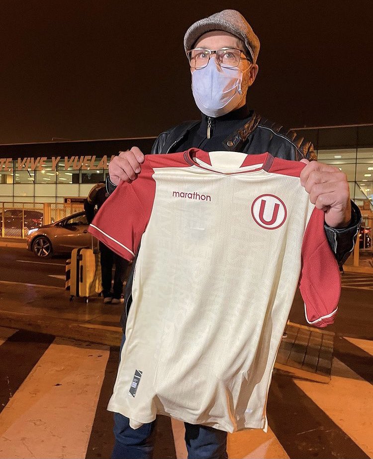 RedsportsP's tweet photo. 🔴 | #CarlosCompagnucci | Fichaje Crema:
▫️Carlos Compagnucci llegó esta noche a Lima y en las próximas horas será presentado oficialmente como nuevo entrenador de Universitario de Deportes.
.
.
▫️ #Fecha17 #RedSports #UnidosSomosMásFuertes #Liga1Betsson https://t.co/LOSaH5jcIu