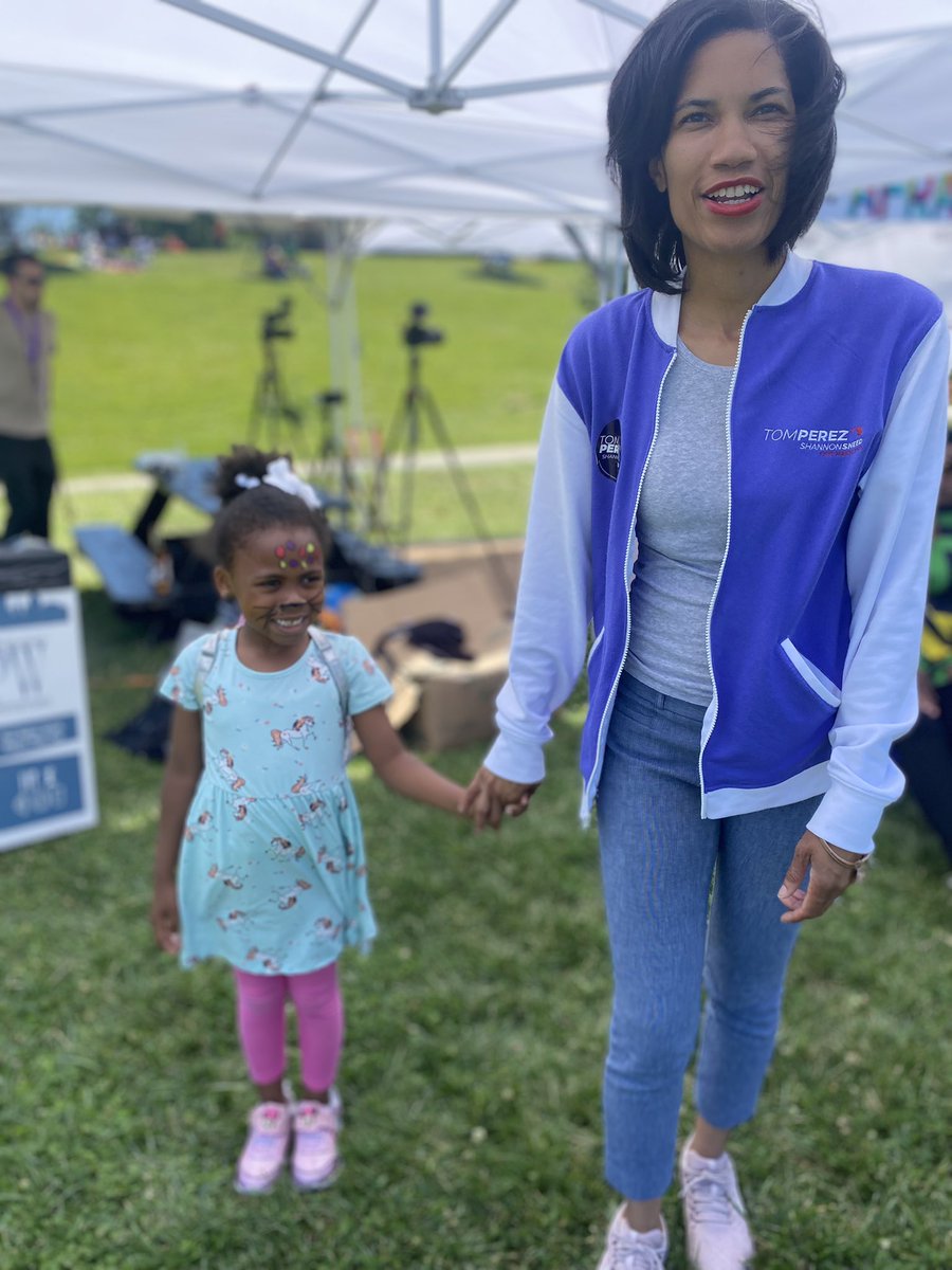 ShannonSneed4MD's tweet photo. Started our day at @FBCG and ended in Baltimore at #AFRAM2022 Festival with some door knocking in my neighborhood of @reservoirhill in between. Thanks for all the love today for #PerezSneed teamβ¦.. https://t.co/5nAUPBYweP
